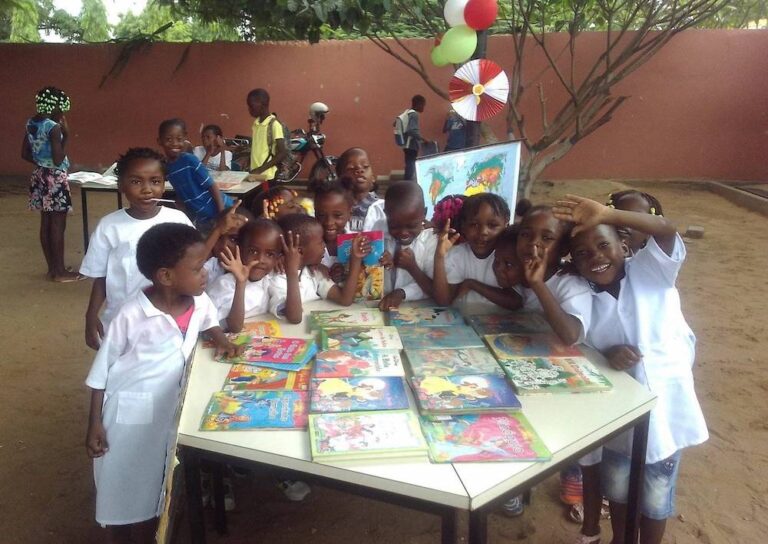 escuela Angola luz casanova